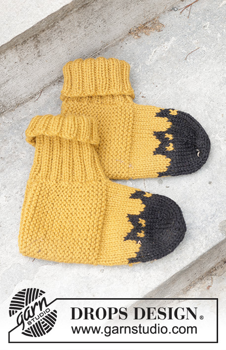 Holy Socks! / DROPS 246-40 - Chaussons tricotés pour homme en DROPS Alaska. Se tricotent à partir de la pointe, avec jacquard chauve-souris. Du 38 au 46. Thème: Halloween.