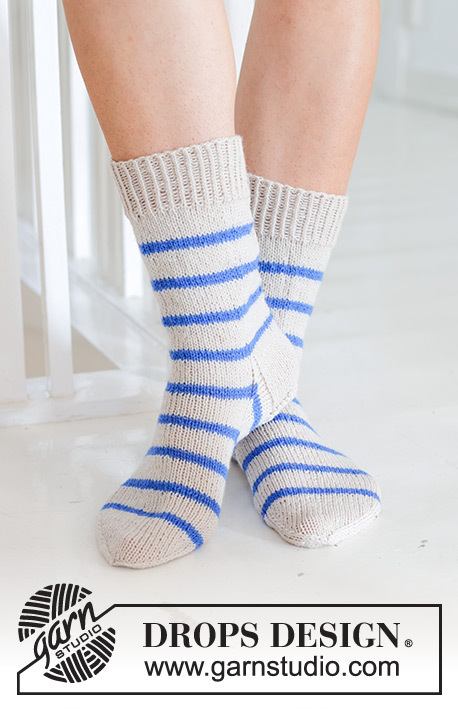 Marina Del Rey Socks / DROPS 247-13 - Strikkede sokker i DROPS Fabel. Arbeidet strikkes ovenfra og ned i glattstrikk med striper. Størrelse 35 - 43.