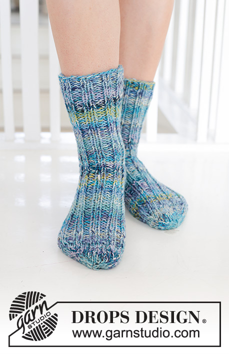 Underwater Parade Socks / DROPS 247-14 - Ponožky pletené pružným vzorem z příze DROPS Fabel. Velikost 35 - 43.