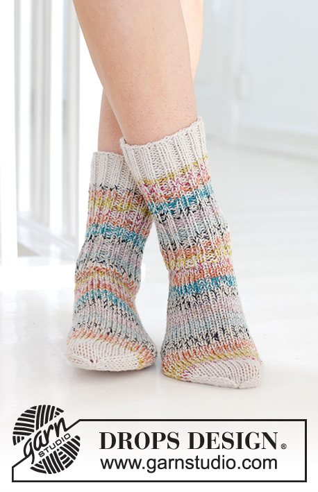 Spring Festival Socks / DROPS 247-15 - Strikkede sokker med glatstrik og rib i 2 tråde DROPS Fabel. Størrelse 35 – 43.