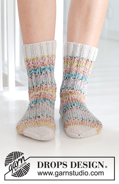 Spring Festival Socks / DROPS 247-15 - Strikkede sokker med glattstrikk og vrangbord i 2 tråder DROPS Fabel. Størrelse 35 – 43.