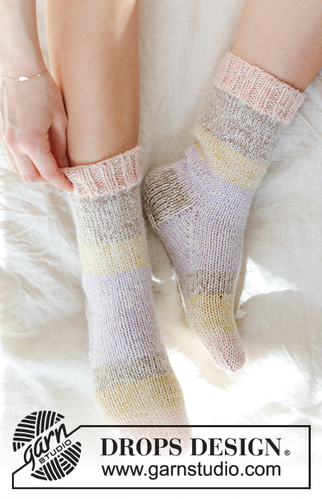 Spring Stripes Socks / DROPS 247-17 - Strikkede sokker med glattstrikk i 2 tråder DROPS Nord. Størrelse 35 – 43.