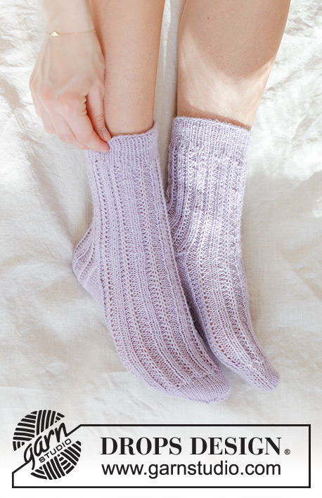 Sweet Chamomile Socks / DROPS 247-18 - Knitted socks with rib and English rib in DROPS Nord. Sizes 35 – 43.