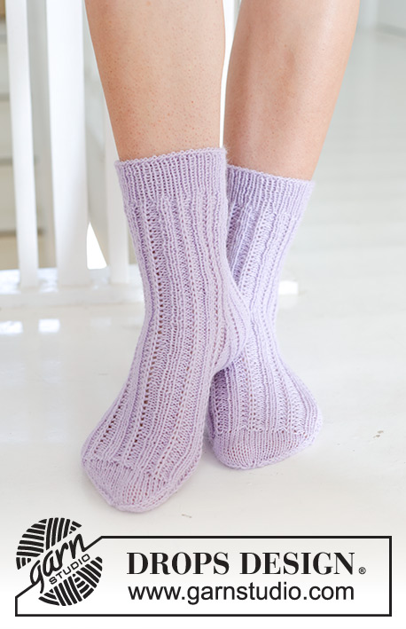 Sweet Chamomile Socks / DROPS 247-18 - Stickade sockor med resår och patent i DROPS Nord. Storlek 35 – 43.