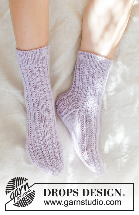 Sweet Chamomile Socks / DROPS 247-18 - Strikkede sokker med rib og patent i DROPS Nord. Størrelse 35 – 43.