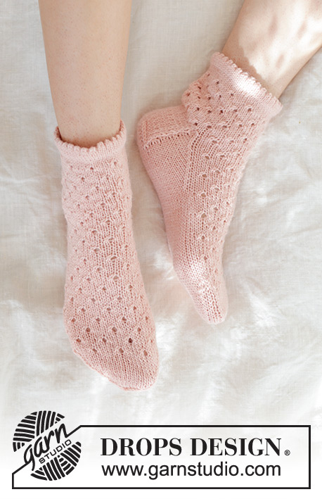 Pretty in Peach Socks / DROPS 247-19 - Knitted socks with lace pattern in DROPS Nord. Size 35 to 43