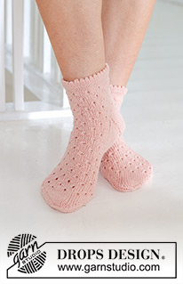 Pretty in Peach Socks / DROPS 247-19 - Strikkede sokker med hullmønster i DROPS Nord. Størrelse 35 - 43.
