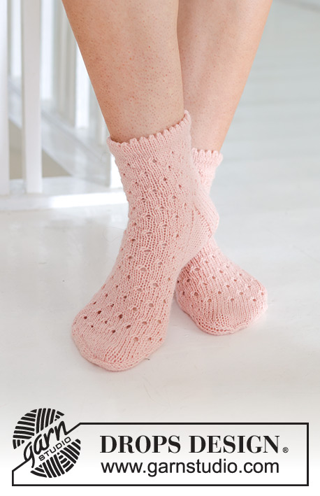 Pretty in Peach Socks / DROPS 247-19 - Meias tricotadas com ponto rendado, em DROPS Nord. Do 35 ao 43