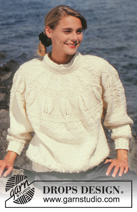 Winter's Promise / DROPS 28-6 - Sweter na drutach, z motywem liści i okrągłym karczkiem, z włóczki DROPS Alaska. Od S do L.