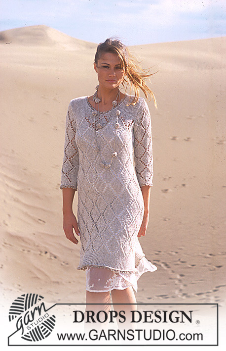Love Divine / DROPS 94-9 - Tunic with lace pattern knitted in DROPS Bomull-lin and Cotton Viscose or Safran. 
Crochet necklace in Cotton Viscose.