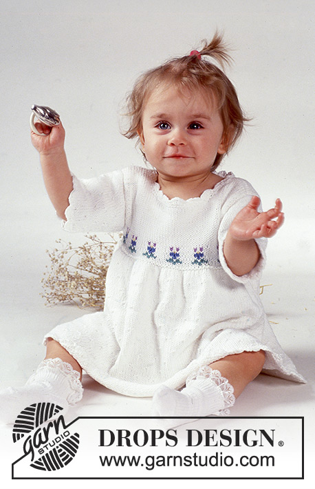 Little Lily / DROPS Baby 1-6 - DROPS Jurk met korte mouwen en bloemenmotief en gehaakte randen van “Safran”. Maat 3 tot 24 maanden.