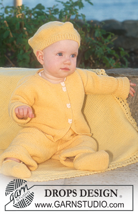 Rayon de Soleil / DROPS Baby 10-3 - Rozpinany sweter, spodenki, czapka i kapcie na drutach, z włóczki DROPS BabyMerino i kocyk na drutach z włóczki DROPS Karisma Superwash. Temat: koce dziecięce