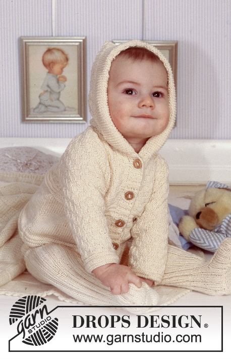 Little Hadrien / DROPS Baby 11-9 - Dziecięcy rozpinany sweter z kapturem i spodnie ściągaczem, na drutach, z włóczki DROPS Safran. Koc na drutach z włóczki DROPS Karisma Superwash. Od 1 miesiąca do 2 lat.