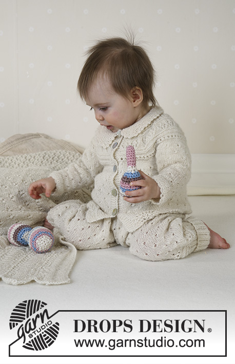 Snow Baby / DROPS Baby 13-18 - Dit DROPS setje bestaat uit: vestje met ronde pas, broek, mutsje, sokken, dekentje, bal en rammelaar.
