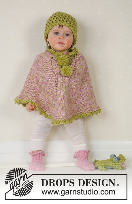 Little Sprout / DROPS Baby 14-1 - Poncho de punto con pompones y calcetas en DROPS Alpaca, y gorro a ganchillo en DROPS Snow. Disponibles en tallas para bebés y niños.

