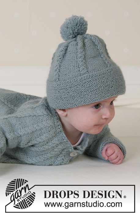 Lille Trille / DROPS Baby 14-2 - Dziecięcy rozpinany sweter na drutach z zaokrąglonym karczkiem i warkoczami, czapka z pomponem, rękawiczki i skarpetki z włóczki DROPS Alpaca. Od 1 miesiąca do 3 lat.