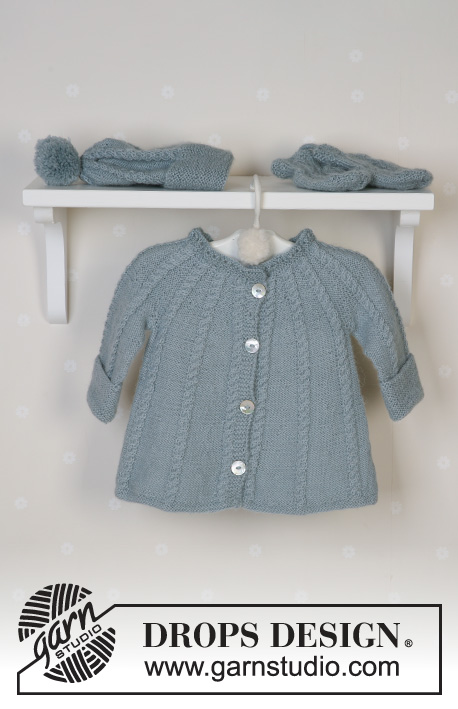 Lille Trille / DROPS Baby 14-2 - Dziecięcy rozpinany sweter na drutach z zaokrąglonym karczkiem i warkoczami, czapka z pomponem, rękawiczki i skarpetki z włóczki DROPS Alpaca. Od 1 miesiąca do 3 lat.