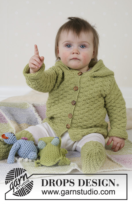 Green Leaf / DROPS Baby 14-3 - Sweter z kapturem, kombinezon i skarpetki dziecięce na drutach z włóczki DROPS Alpaca, rozmiary od 1 miesiąca do 4 lat.