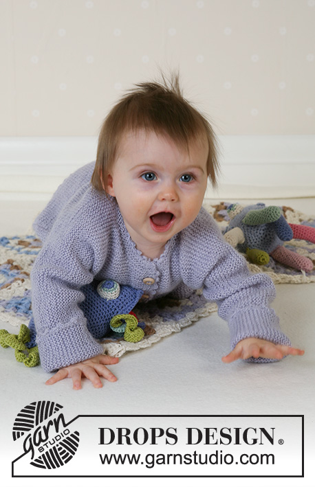 Little Fiona / DROPS Baby 14-6 - Sweter na drutach z rękawami kimono i skarpetkami ściegiem francuskim, z włóczki DROPS Alpaca. Rozmiar niemowlęcy i dziecięcy, od 1 miesiąca do 4 lat.