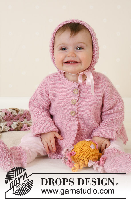 Josie / DROPS Baby 14-7 - Vauvan ja lapsen neulotut takki, hilkka ja sukat DROPS Alpaca-langasta. Takissa ei ole hihasaumoja. Sukissa on ainaoikeinneuletta. Koot 1 kuukausi - 4 vuotta.