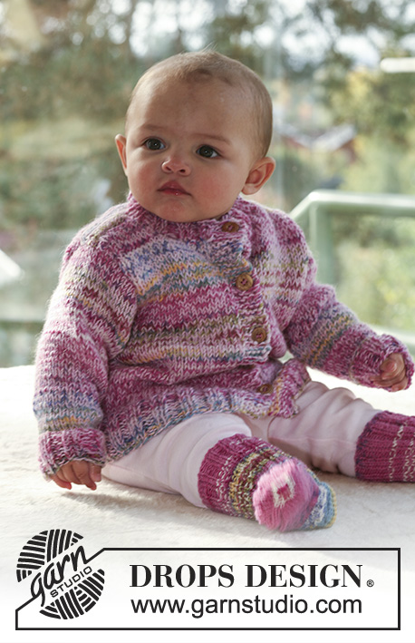 To the Fair Jacket / DROPS Baby 16-19 - Souprava: propínací svetr - kabátek a ponožky pro miminka a děti pletené z příze DROPS Fabel a DROPS Alpaca. 
