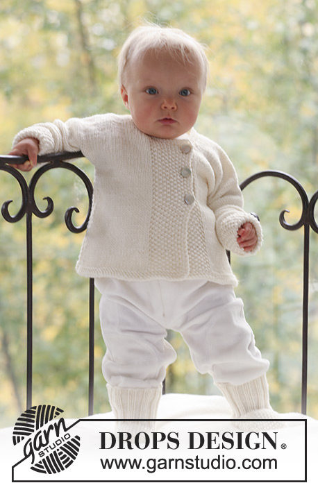 Miss Mossy / DROPS Baby 18-10 - Komplet dziecięcy na drutach: rozpinany sweter i skarpetki ściegiem ryżowym, z włóczki DROPS Merino Extra Fine.