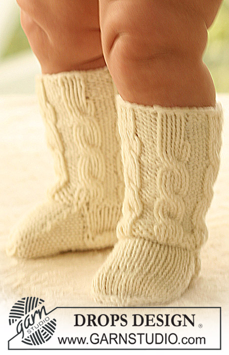 DROPS Baby 18-22 - Gebreide sokken met kabels voor baby en kinderen in DROPS Merino Extra Fine.