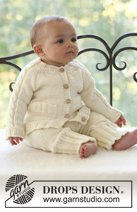 Vanilla Sprite / DROPS Baby 18-4 - Komplet dziecięcy na drutach: rozpinany sweter z reglanowymi podkrojami rękawów i warkoczami na rękawach i spodnie do kompletu, z włóczki DROPS Merino Extra Fine.