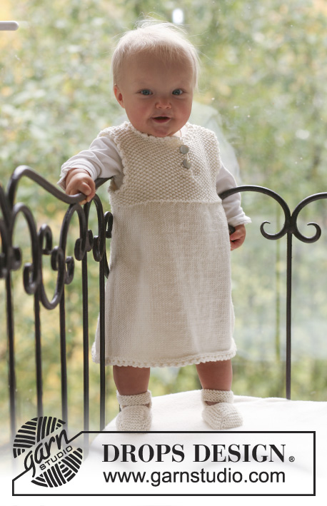 Baby Harriet / DROPS Baby 18-9 - Komplet dziecięcy na drutach: sukienka z karczkiem ściegiem ryżowym i kapcie z włóczki DROPS Merino Extra Fine.
