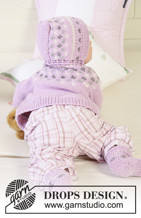 Strawberry Cheeks / DROPS Baby 19-1 - Conjunto de casaco com mangas raglan e gola subida, gorro e meias tricotados com motivo nórdico em DROPS Merino Extra Fine para bebés e crianças