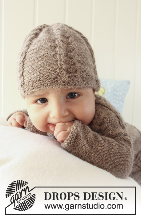 Little Chestnut / DROPS Baby 19-17 - Komplet na drutach: dziecięcy rozpinany sweter z reglanowymi podkrojami rękawów, czapka i kapcie z warkoczami, z włóczki DROPS Alpaca.