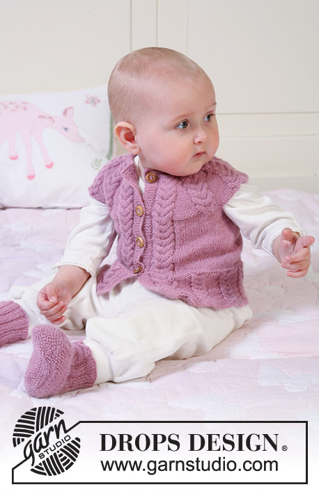 Sweet Greta / DROPS Baby 19-18 - Conjunto de casaco com mangas raglan e tranças, e botinhas tricotados em DROPS Alpaca para bebés e crianças 