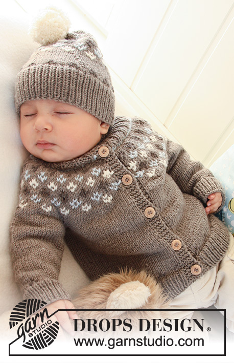 First Snow / DROPS Baby 19-2 - Komplet: dziecięcy sweter na drutach, z zaokrąglonym karczkiem i wysokim wykończeniem dekoltu; czapka i skarpetki z żakardem norweskim, z włóczki DROPS Merino Extra Fine.