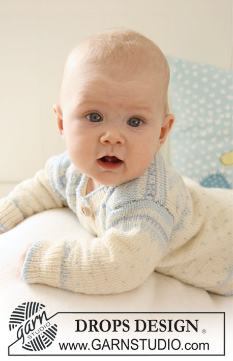 Sweet Cheeks / DROPS Baby 19-21 - Ensemble au tricot pour bébé et enfant: Gilet, pantalon, cagoule et chaussettes au tricot, avec jacquard nordique, tricotés en DROPS BabyMerino.