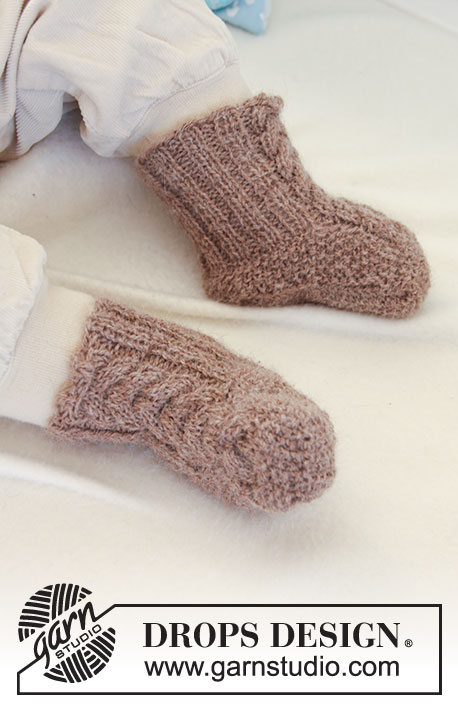 Little Chestnut Socks / DROPS Baby 19-23 - Prjónaðir sokkar fyrir börn með kaðlamynstri úr DROPS Alpaca