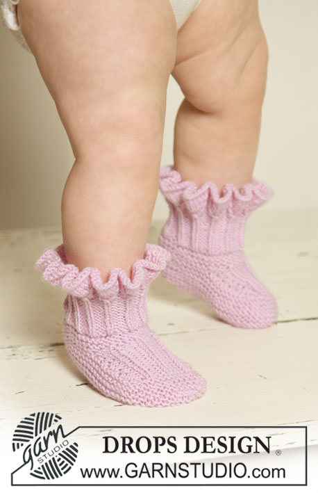 Sweet Sorbet Socks / DROPS Baby 19-25 - Gebreide slofjes met ruches voor baby en kinderen in DROPS BabyMerino.
