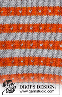 Hello Stripes / DROPS Baby 19-3 - Completo per neonati e bambini lavorato ai ferri formato da maglione a strisce, puntini e maniche raglan, pantaloni e calze in DROPS Fabel.