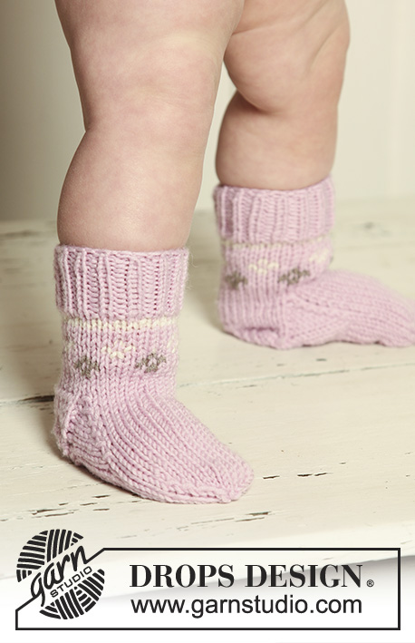 Strawberry Cheeks' Socks / DROPS Baby 19-30 - Gebreide sokken met Scandinavisch patroon voor baby en kinderen in DROPS Merino Extra Fine.
