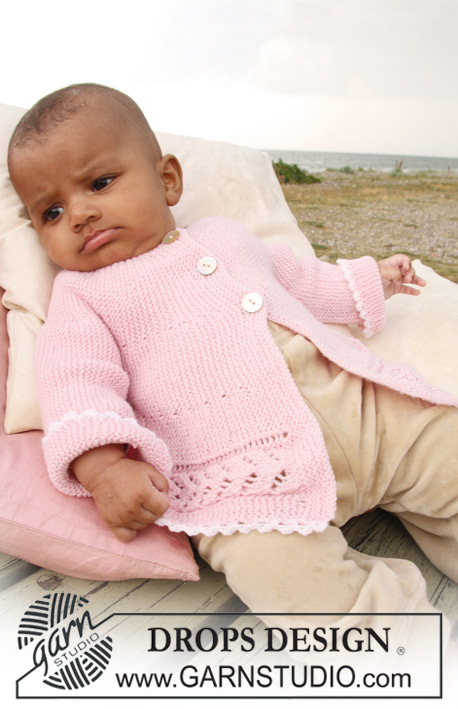 DROPS Baby 20-12 - Casaco para bebés e crianças tricotado lateralmente em ponto jarreteira e ponto rendado em DROPS BabyMerino