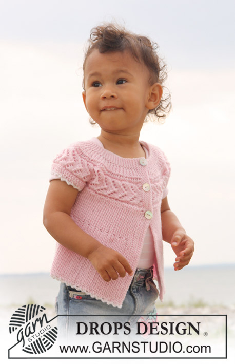 Nova / DROPS Baby 20-14 - Casaco com mangas curtas para bebés e crianças tricotado no sentido do comprimento em ponto jarreteira e ponto rendado em DROPS BabyMerino
