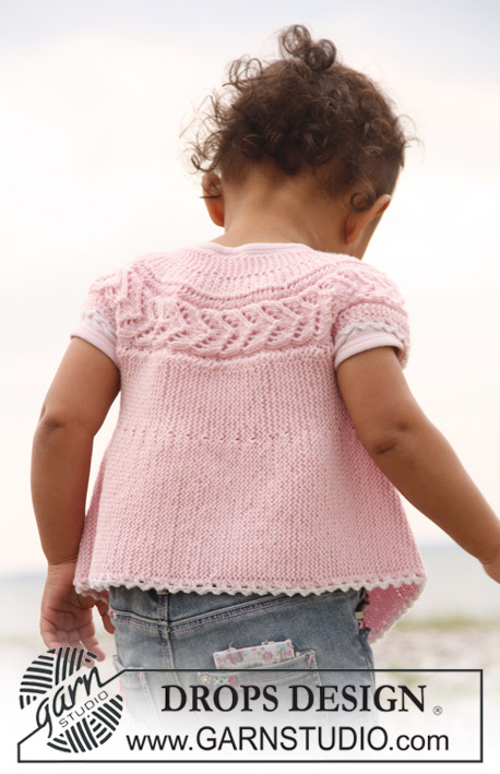 Nova / DROPS Baby 20-14 - Casaco com mangas curtas para bebés e crianças tricotado no sentido do comprimento em ponto jarreteira e ponto rendado em DROPS BabyMerino
