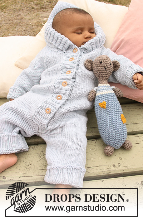 Little Blue Dream / DROPS Baby 20-23 - Combinaison au tricot pour bébé et enfant, avec emmanchures raglan et Ours au crochet en ”Merino Extra Fine”.