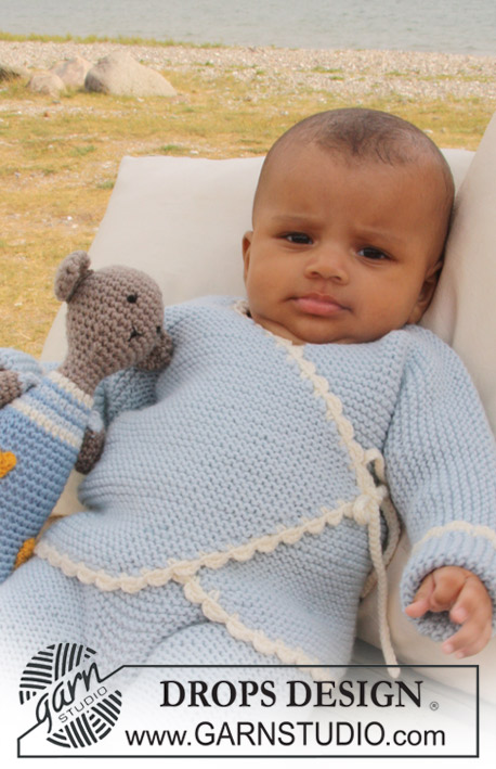 Boo Blue / DROPS Baby 20-24 - Conjunto de casaco tricotado em ponto jarreteira e orlas em croché, calças e ursinho em croché para bebés e crianças em DROPS Merino Extra Fine
