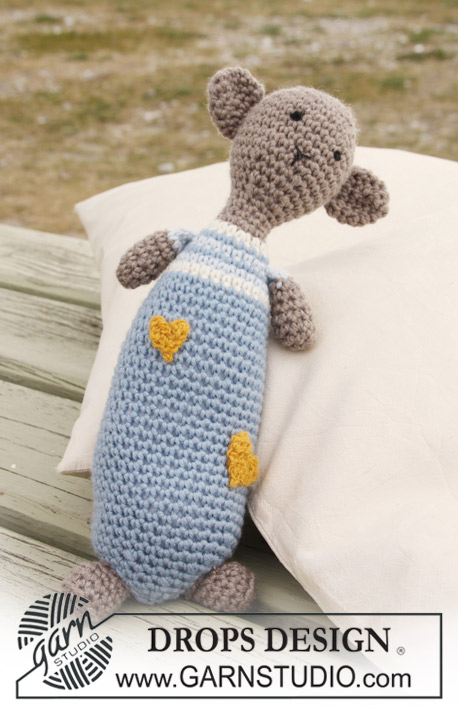 Hug Buddy / DROPS Baby 20-26 - Crochet teddy bear toy in DROPS Merino Extra Fine with hearts in DROPS Fabel