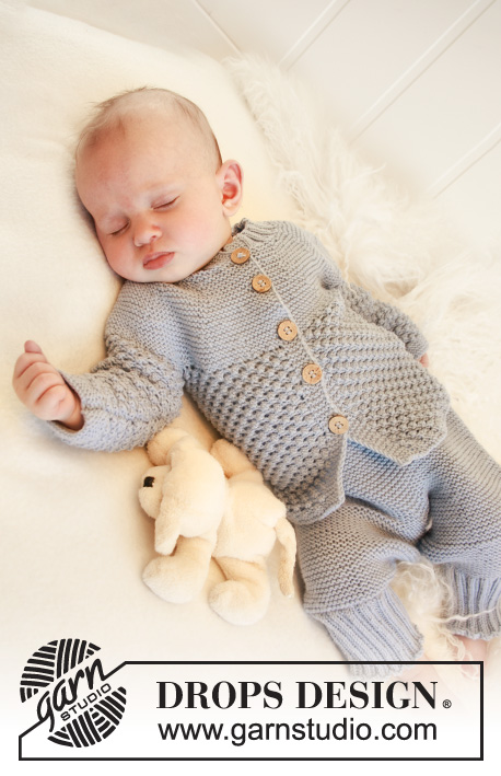 Blueberry / DROPS Baby 21-24 - Conjunto de calcetas, pantalón y chaqueta de punto con pechera / canesú redondo y patrón de moras para bebé y niños en DROPS Alpaca