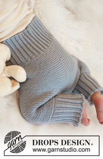 Blueberry / DROPS Baby 21-24 - Komplet: dziecięce spodnie, rozpinany sweter i skarpetki na drutach, z zaokrąglonym karczkiem i ściegiem perełkowym, z włóczki DROPS Alpaca