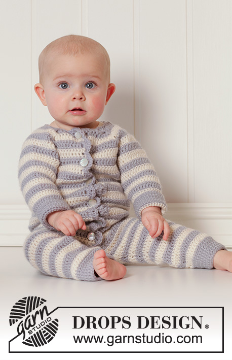 Baby Blues / DROPS Baby 25-34 - Horgolt DROPS kezeslábas raglánszabással és csíkokkal Karisma fonalból 0 -4 éves méretekben