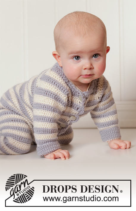 Baby Blues / DROPS Baby 25-34 - Mameluco a ganchillo para bebé con raglán y franjas en DROPS Karisma. Talla: 0 – 4 años.