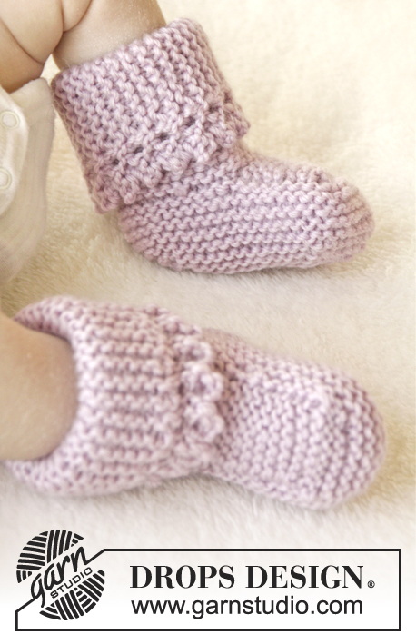 Lullaby Booties / DROPS Baby 25-4 - Botinhas tricotadas em ponto jarreteira com orla picot para bebés em DROPS Karisma. Tamanhos 0 - 4 anos