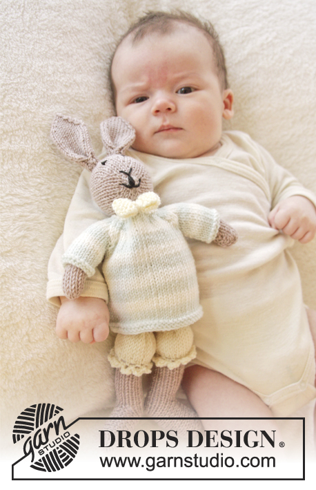 Mr. Bunny / DROPS Baby 25-8 - Króliczek DROPS w spodenkach, swetrze i z muszką, z włóczki „BabyMerino”.